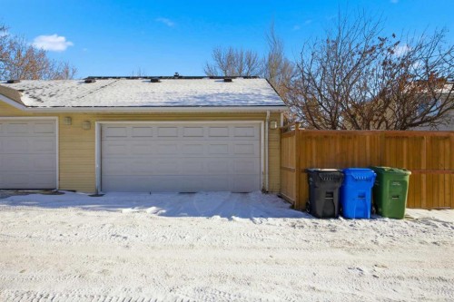 172 Somme Manor Sw, Calgary, AB - Outdoor