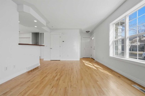 172 Somme Manor Sw, Calgary, AB - Indoor Photo Showing Other Room