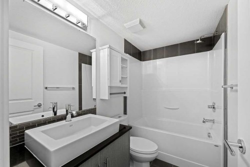 2408-11 Mahogany Row Se, Calgary, AB - Indoor Photo Showing Bathroom