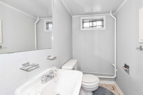 1917 Mountview Crescent Ne, Calgary, AB - Indoor Photo Showing Bathroom