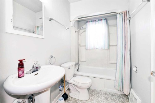 1917 Mountview Crescent Ne, Calgary, AB - Indoor Photo Showing Bathroom