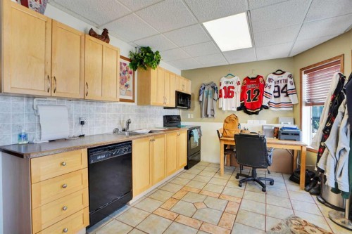 32 Harvest Park Way Ne, Calgary, AB - Indoor Photo Showing Kitchen