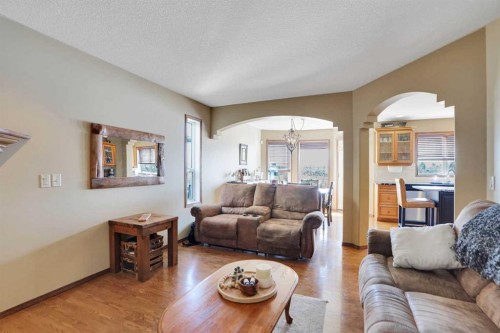 32 Harvest Park Way Ne, Calgary, AB - Indoor Photo Showing Living Room
