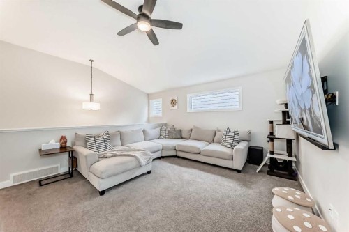 99 Legacy Glen Terrace Se, Calgary, AB - Indoor Photo Showing Living Room