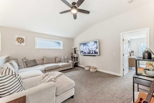 99 Legacy Glen Terrace Se, Calgary, AB - Indoor Photo Showing Living Room