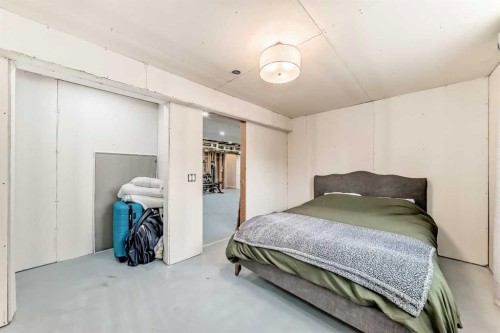 99 Legacy Glen Terrace Se, Calgary, AB - Indoor Photo Showing Bedroom