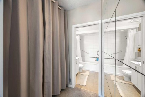 208-4818 Varsity Drive Nw, Calgary, AB - Indoor Photo Showing Bathroom