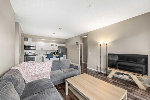 208-4818 Varsity Drive Nw, Calgary, AB - Indoor Photo Showing Living Room