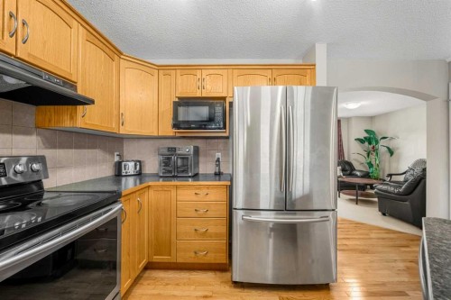 83 Saddlebrook Gardens Ne, Calgary, AB - Indoor Photo Showing Kitchen