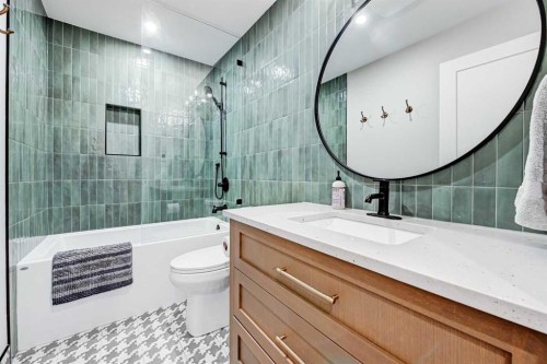 6755 Livingstone Drive Sw, Calgary, AB - Indoor Photo Showing Bathroom