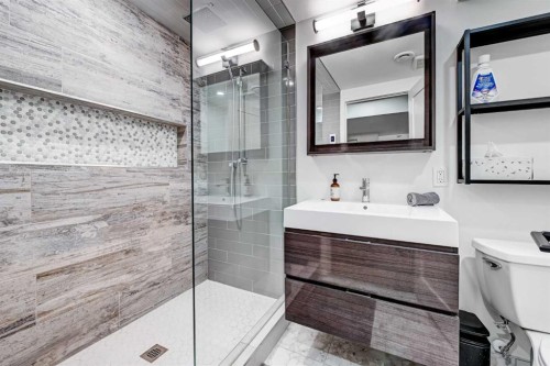 6755 Livingstone Drive Sw, Calgary, AB - Indoor Photo Showing Bathroom