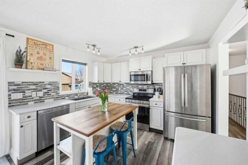 534 Hillview Gate, Strathmore, AB - Indoor Photo Showing Kitchen With Upgraded Kitchen