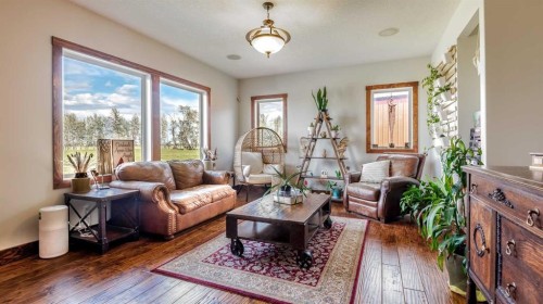 3100 Range Road 254, Strathmore, AB - Indoor Photo Showing Living Room
