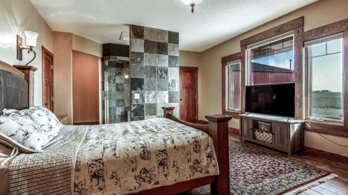3100 Range Road 254, Strathmore, AB - Indoor Photo Showing Bedroom