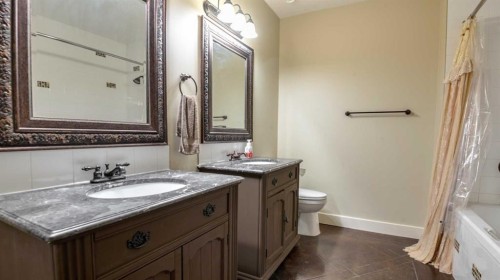 3100 Range Road 254, Strathmore, AB - Indoor Photo Showing Bathroom