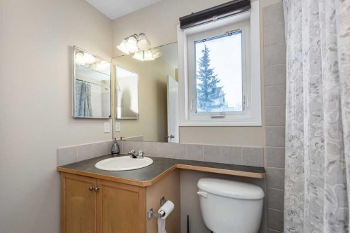 1005 New Brighton Gardens Se, Calgary, AB - Indoor Photo Showing Bathroom