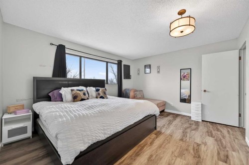 103 Macewan Drive Nw, Calgary, AB - Indoor Photo Showing Bedroom