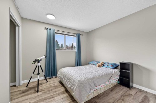 103 Macewan Drive Nw, Calgary, AB - Indoor Photo Showing Bedroom