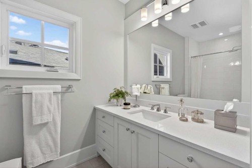 4215 16A Street Sw, Calgary, AB - Indoor Photo Showing Bathroom