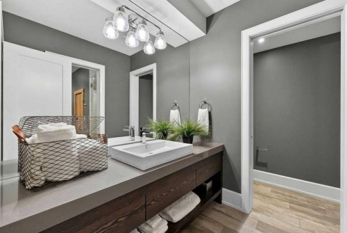 4215 16A Street Sw, Calgary, AB - Indoor Photo Showing Bathroom