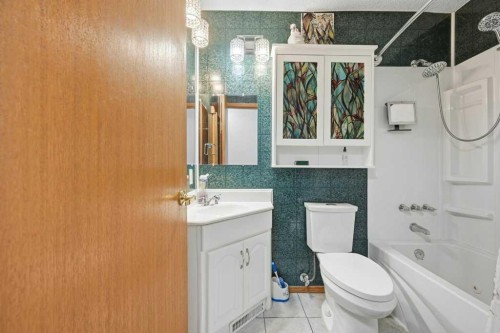 119 Macewan Meadow Way Nw, Calgary, AB - Indoor Photo Showing Bathroom