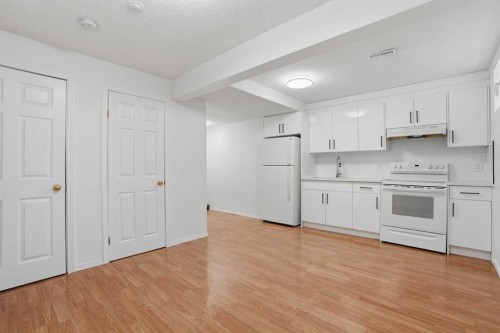 137 Taravista Crescent Ne, Calgary, AB - Indoor Photo Showing Kitchen