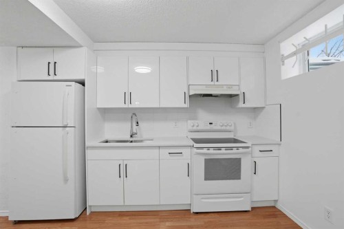 137 Taravista Crescent Ne, Calgary, AB - Indoor Photo Showing Kitchen