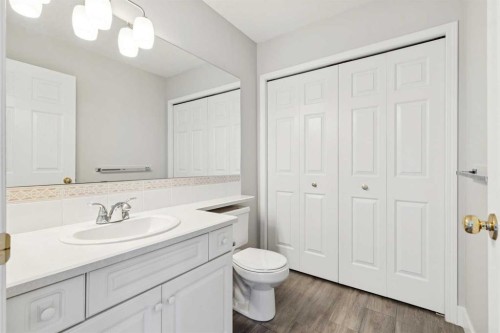 328 Prominence Heights Sw, Calgary, AB - Indoor Photo Showing Bathroom