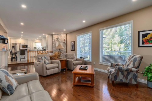 88 Woodacres Drive Sw, Calgary, AB - Indoor Photo Showing Living Room