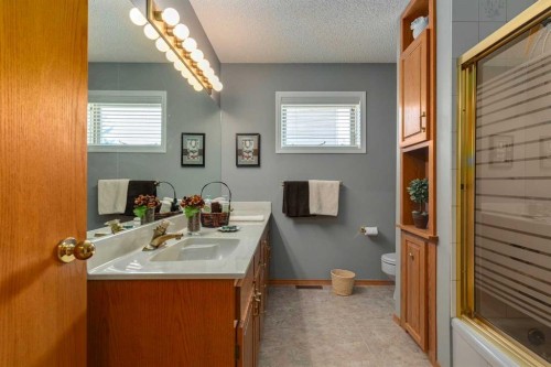 88 Woodacres Drive Sw, Calgary, AB - Indoor Photo Showing Bathroom