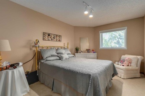 88 Woodacres Drive Sw, Calgary, AB - Indoor Photo Showing Bedroom