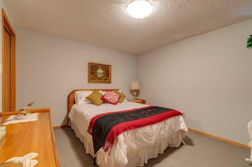 88 Woodacres Drive Sw, Calgary, AB - Indoor Photo Showing Bedroom