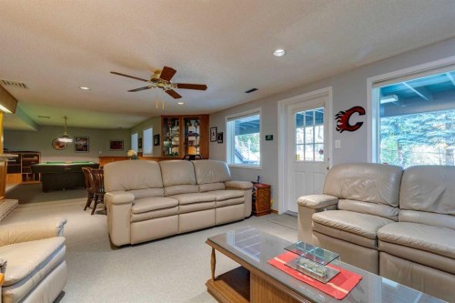 88 Woodacres Drive Sw, Calgary, AB - Indoor Photo Showing Living Room