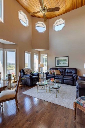88 Woodacres Drive Sw, Calgary, AB - Indoor Photo Showing Living Room
