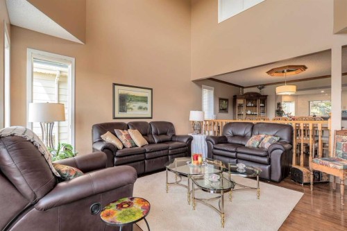 88 Woodacres Drive Sw, Calgary, AB - Indoor Photo Showing Living Room