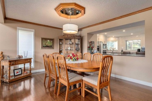 88 Woodacres Drive Sw, Calgary, AB - Indoor Photo Showing Dining Room