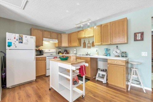 10 Valley Ridge Place Ne, Diamond Valley, AB - Indoor Photo Showing Kitchen