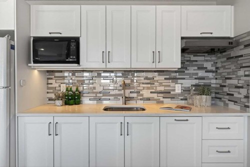 122 Springbluff Boulevard Sw, Calgary, AB - Indoor Photo Showing Kitchen