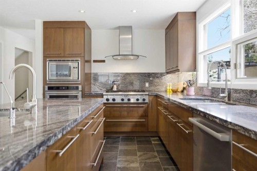 12 Varsville Place Nw, Calgary, AB - Indoor Photo Showing Kitchen With Upgraded Kitchen