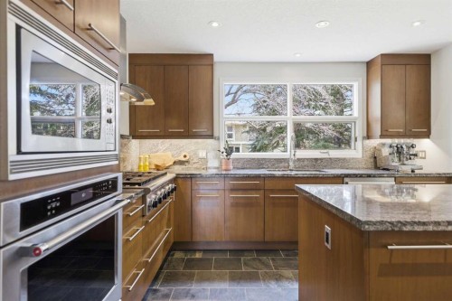 12 Varsville Place Nw, Calgary, AB - Indoor Photo Showing Kitchen With Upgraded Kitchen