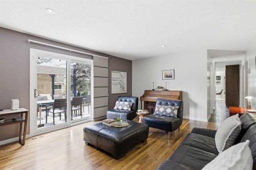 12 Varsville Place Nw, Calgary, AB - Indoor Photo Showing Living Room