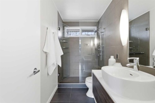12 Varsville Place Nw, Calgary, AB - Indoor Photo Showing Bathroom