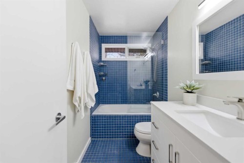 12 Varsville Place Nw, Calgary, AB - Indoor Photo Showing Bathroom