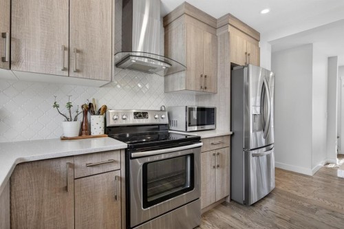 208 78 Avenue Se, Calgary, AB - Indoor Photo Showing Kitchen With Stainless Steel Kitchen