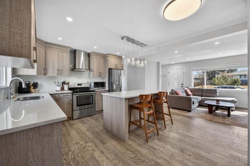 208 78 Avenue Se, Calgary, AB - Indoor Photo Showing Kitchen With Stainless Steel Kitchen With Upgraded Kitchen