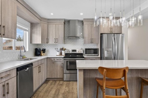 208 78 Avenue Se, Calgary, AB - Indoor Photo Showing Kitchen With Stainless Steel Kitchen With Double Sink With Upgraded Kitchen
