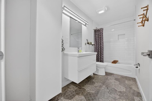 208 78 Avenue Se, Calgary, AB - Indoor Photo Showing Bathroom