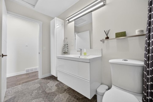 208 78 Avenue Se, Calgary, AB - Indoor Photo Showing Bathroom