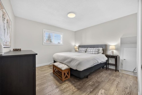208 78 Avenue Se, Calgary, AB - Indoor Photo Showing Bedroom