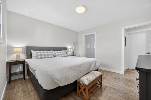 208 78 Avenue Se, Calgary, AB - Indoor Photo Showing Bedroom